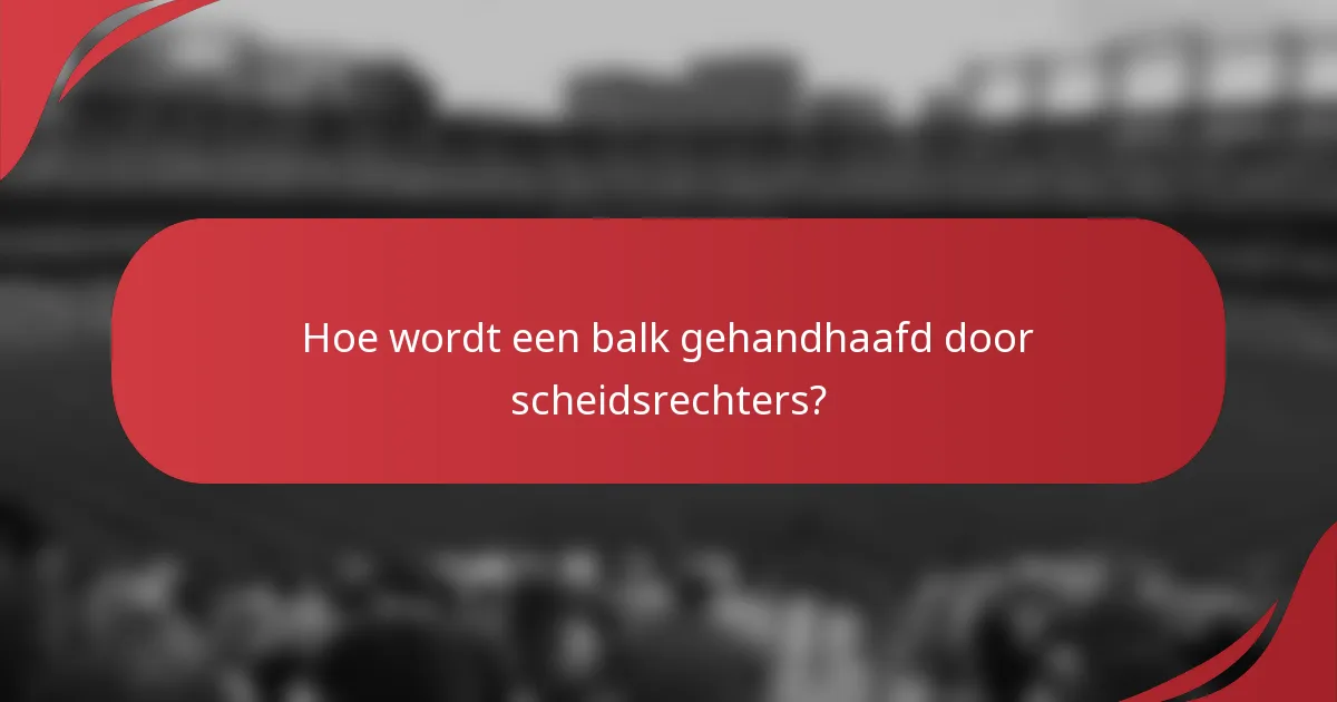 Hoe wordt een balk gehandhaafd door scheidsrechters?